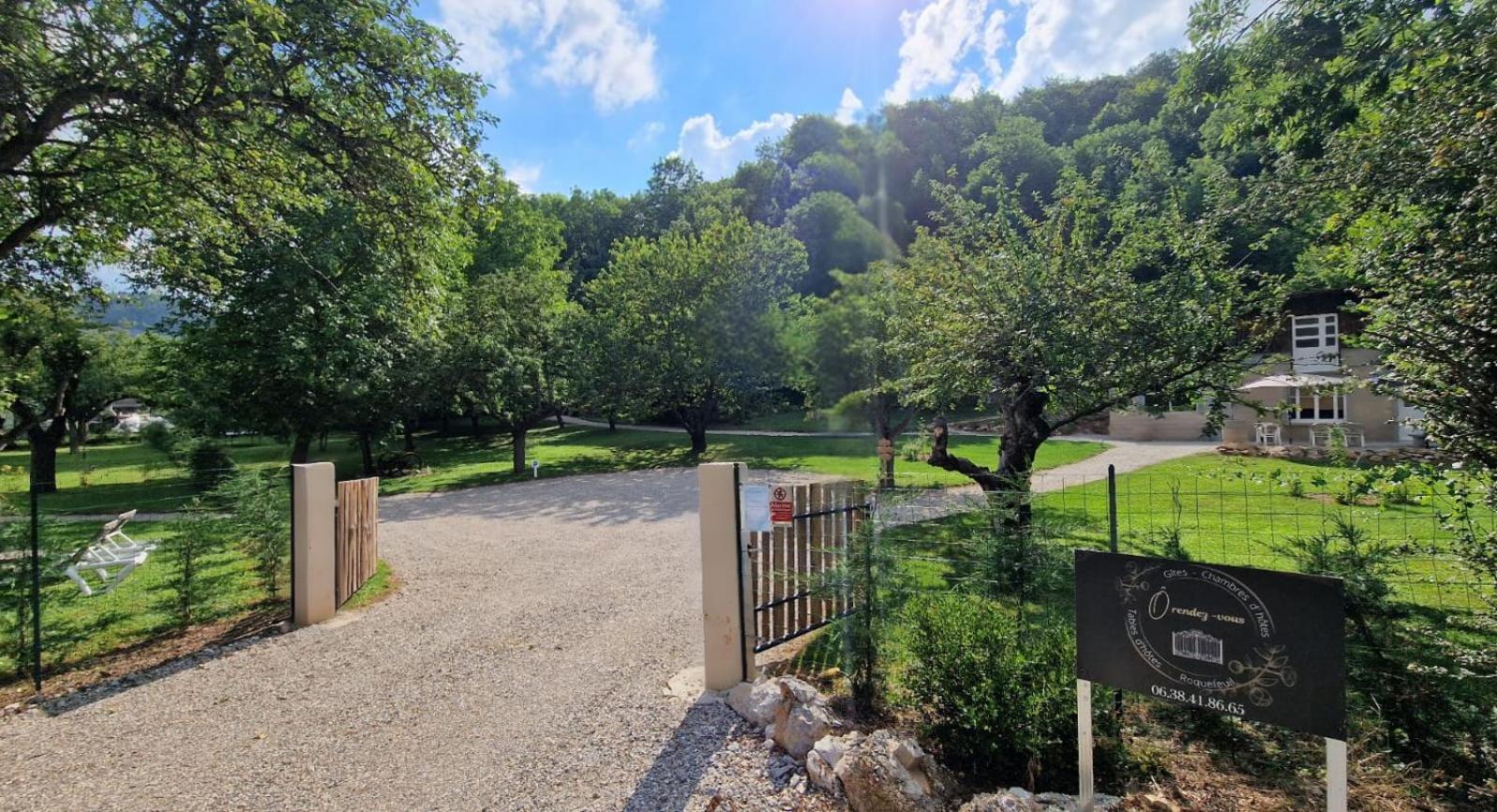 Gite L'Enclos O Rendez-Vous Roquefeuil-Pays De Sault- Avec Jardin Luaran gambar